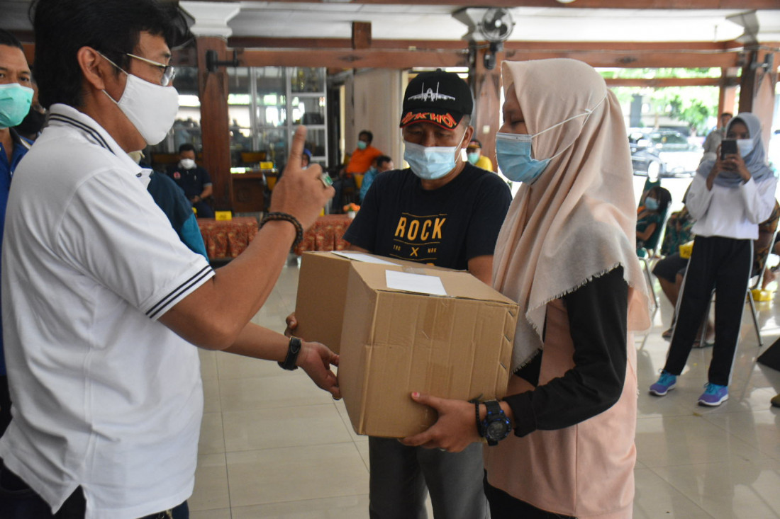 Asisten Pemerintahaan Pemkab Karanganyar, Sundoro menerima dan memberikan bantuan kepada 23 warga Karanganyar yang terkena gempa bumi di Mamuju Sulawesi Barat