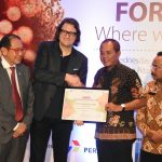 Bupati Juliyatmono menerima penghargaan Entrepreneur Kategori Pendidikan