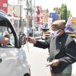 Bupati Karanganyar dan Ketua PKK Bagikan 1000 an Masker di Depan Rumah Dinas Bupati