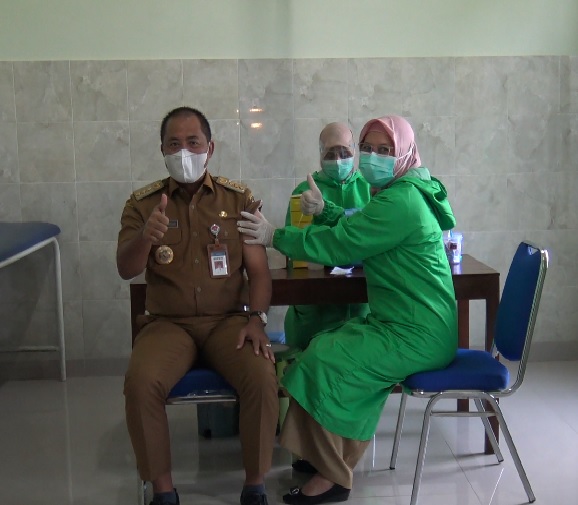 Bupati Karanganyar, Juliyatmono disuntik pertama kali