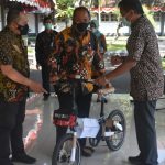 Purna Tugas, Asiten Perekonomian Setda Karanganyar Dapat Hadiah Sepeda Dari Bupati
